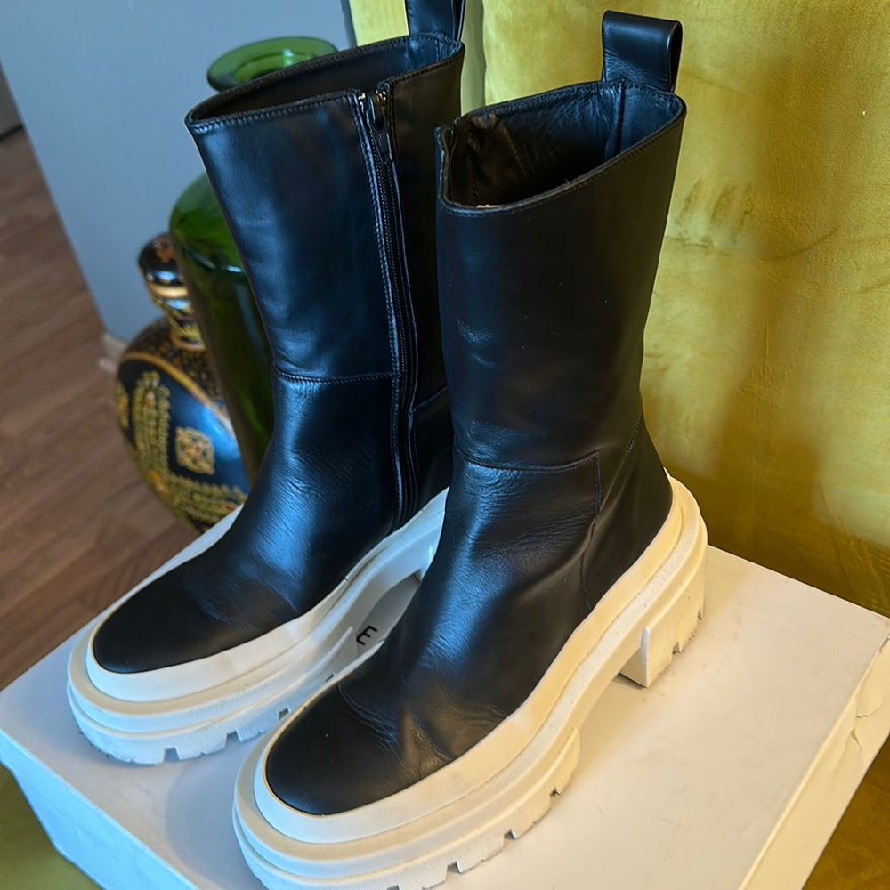 Sporty Black boot